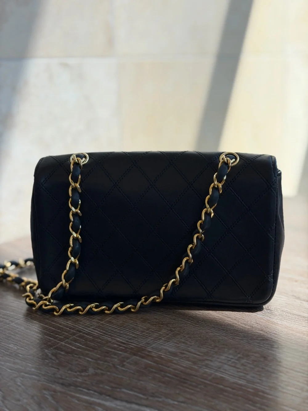 CHANEL Vintage Black Quilted Shoulder Bag with Gold CC - Picture 4 of 6
